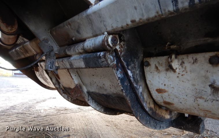 image for item LU9728 2003 Roadtec SB2500C  material transfer vehicle