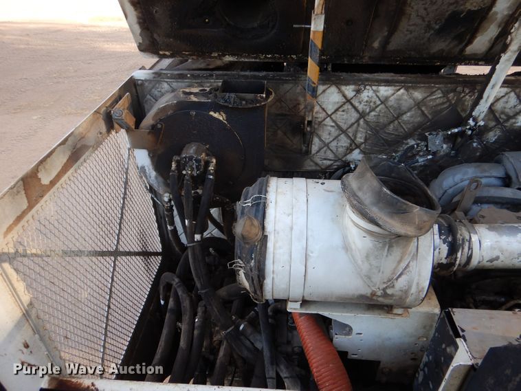 image for item LU9728 2003 Roadtec SB2500C  material transfer vehicle