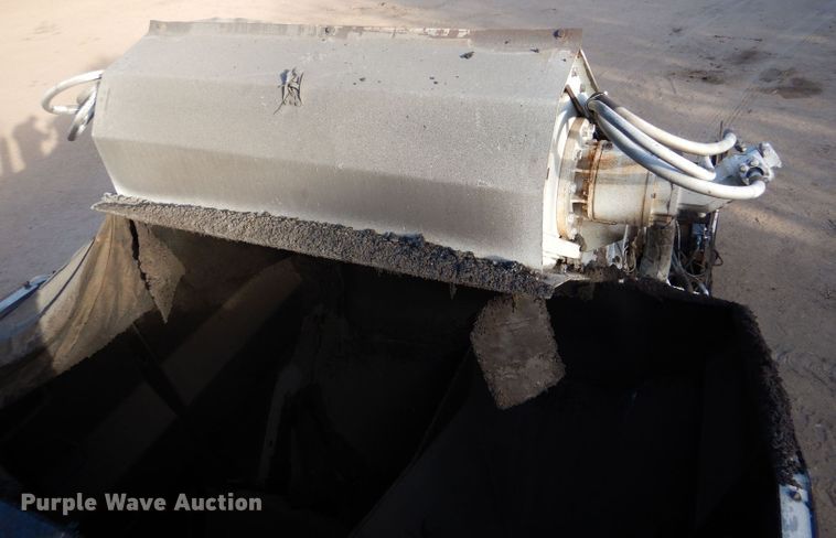 image for item LU9728 2003 Roadtec SB2500C  material transfer vehicle