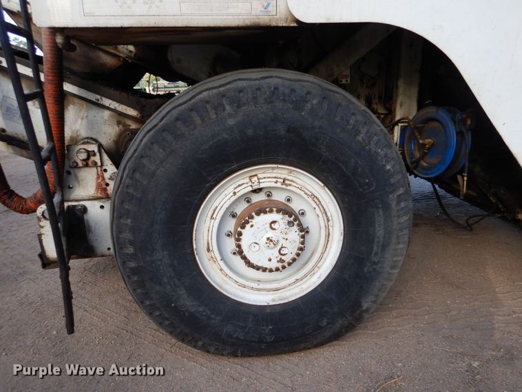 image for item LU9728 2003 Roadtec SB2500C  material transfer vehicle