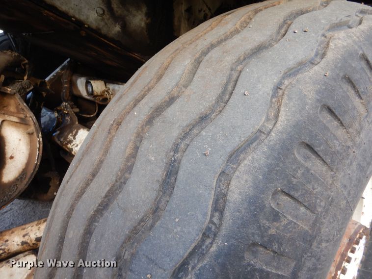 image for item LU9728 2003 Roadtec SB2500C  material transfer vehicle