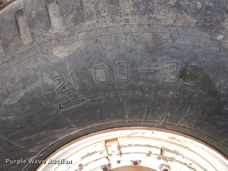 image for item LU9728 2003 Roadtec SB2500C  material transfer vehicle