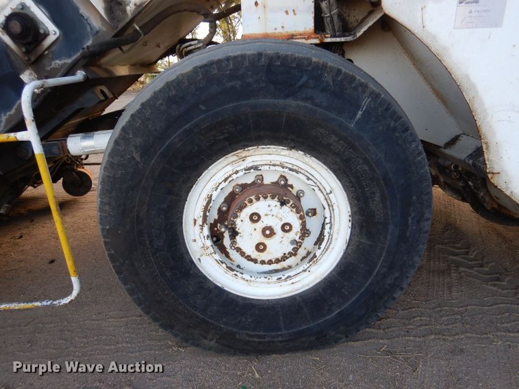 image for item LU9728 2003 Roadtec SB2500C  material transfer vehicle