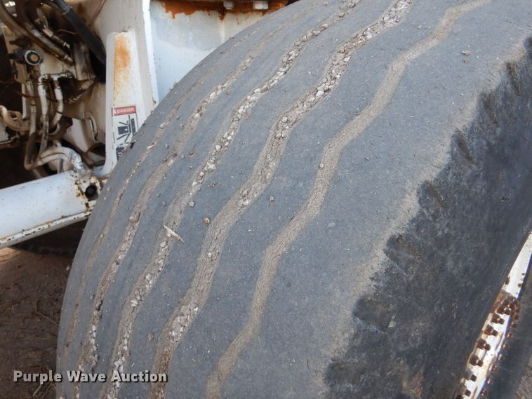 image for item LU9728 2003 Roadtec SB2500C  material transfer vehicle