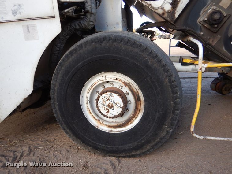 image for item LU9728 2003 Roadtec SB2500C  material transfer vehicle