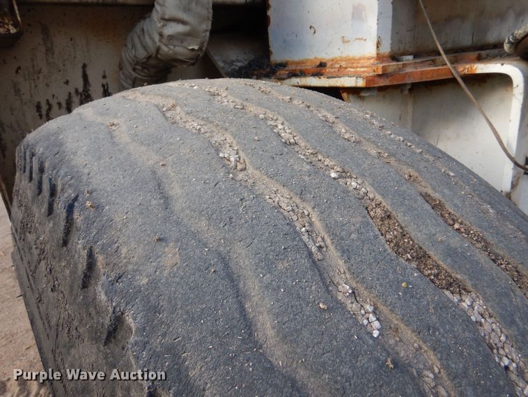 image for item LU9728 2003 Roadtec SB2500C  material transfer vehicle