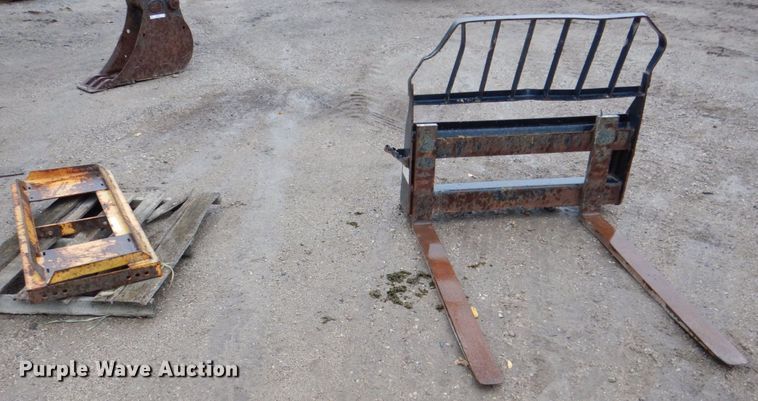 image for item MF9254 John Deere  skid steer forks