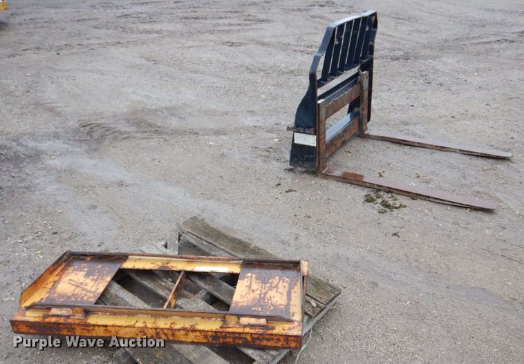 image for item MF9254 John Deere  skid steer forks