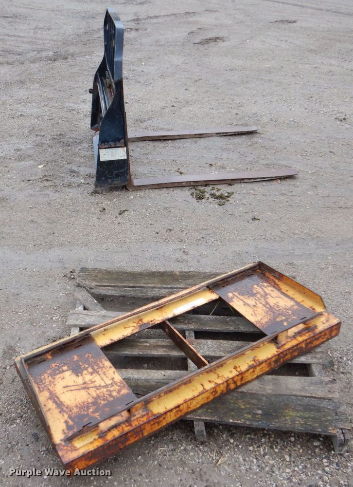 image for item MF9254 John Deere  skid steer forks