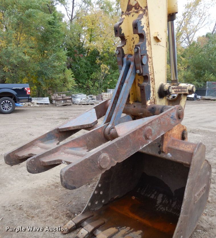 image for item MH9237 2001 Kobelco SK160LC  excavator