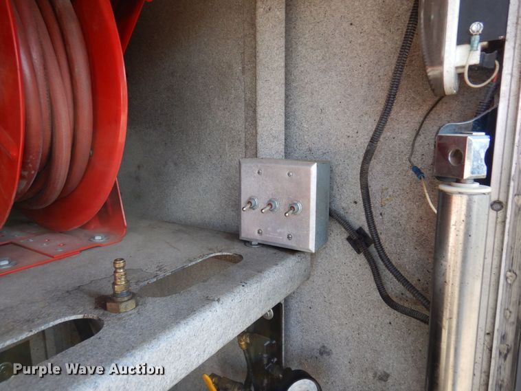 image for item MH9247 2012 Kaufman  lube trailer