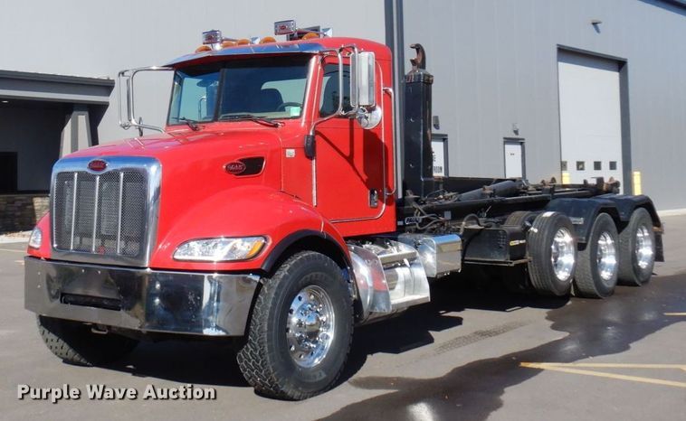 image for item MH9249 2006 Peterbilt 335  hook lift truck