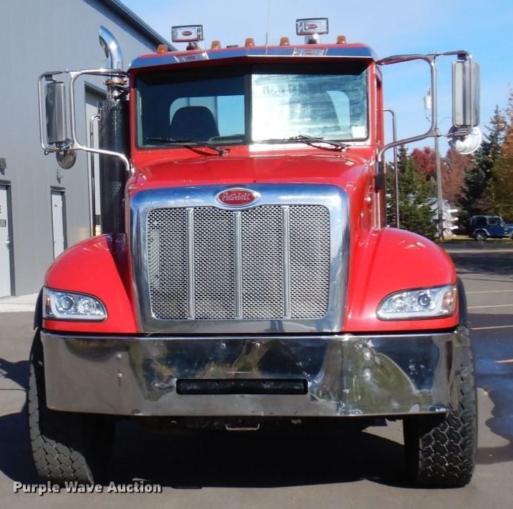 image for item MH9249 2006 Peterbilt 335  hook lift truck