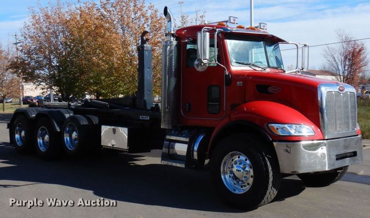 image for item MH9249 2006 Peterbilt 335  hook lift truck