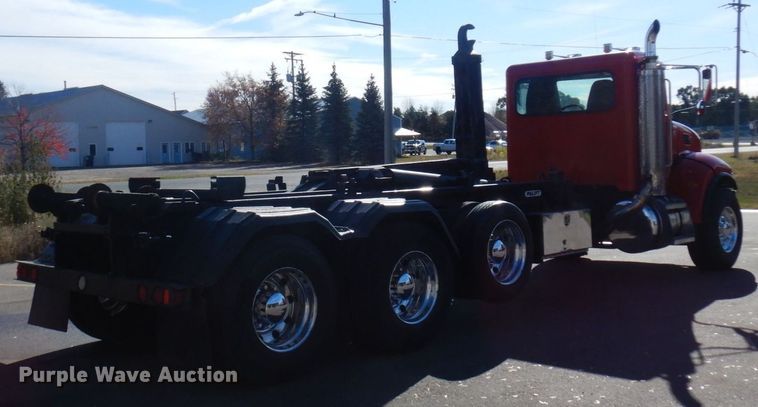 image for item MH9249 2006 Peterbilt 335  hook lift truck