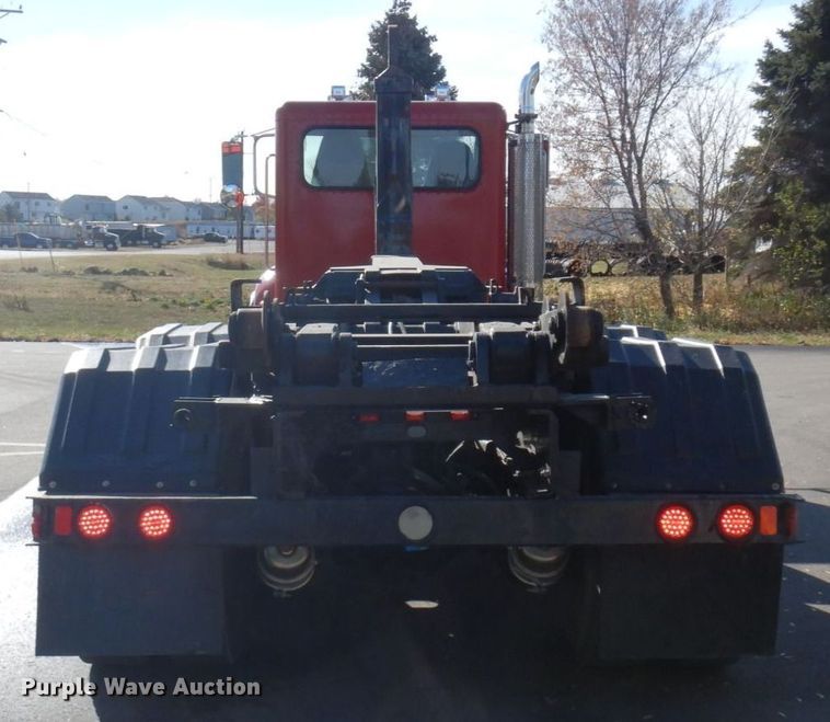 image for item MH9249 2006 Peterbilt 335  hook lift truck