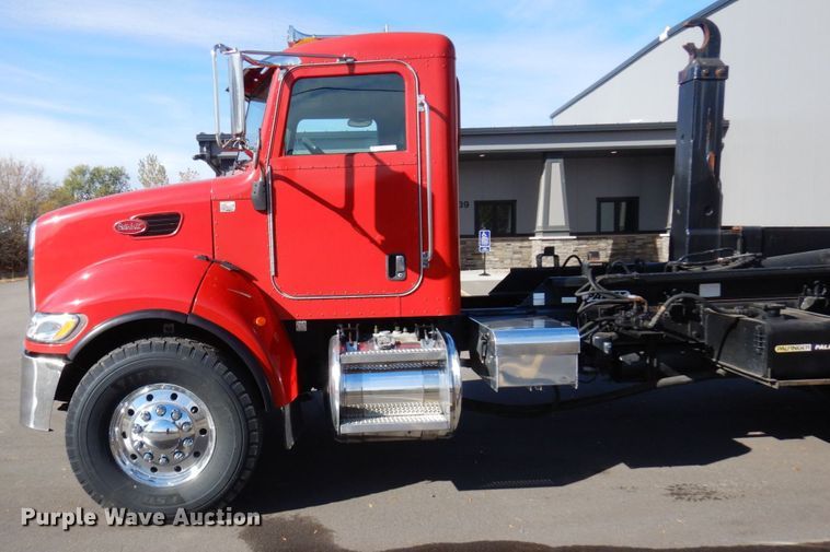 image for item MH9249 2006 Peterbilt 335  hook lift truck