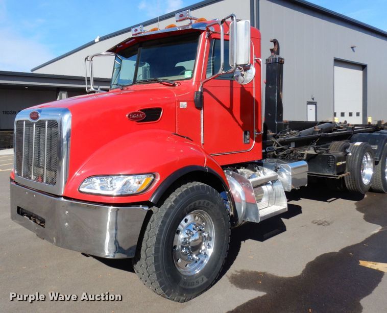 image for item MH9249 2006 Peterbilt 335  hook lift truck