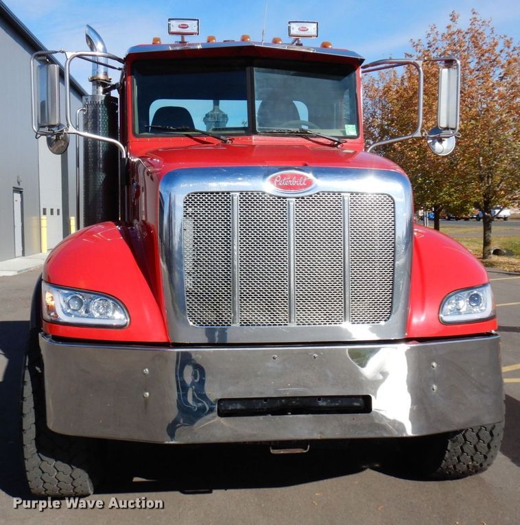 image for item MH9249 2006 Peterbilt 335  hook lift truck