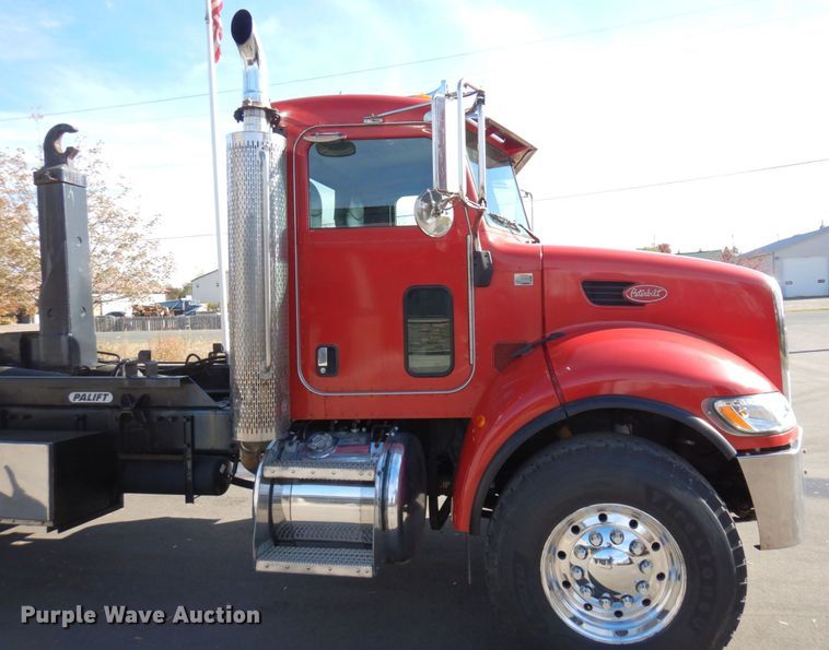 image for item MH9249 2006 Peterbilt 335  hook lift truck