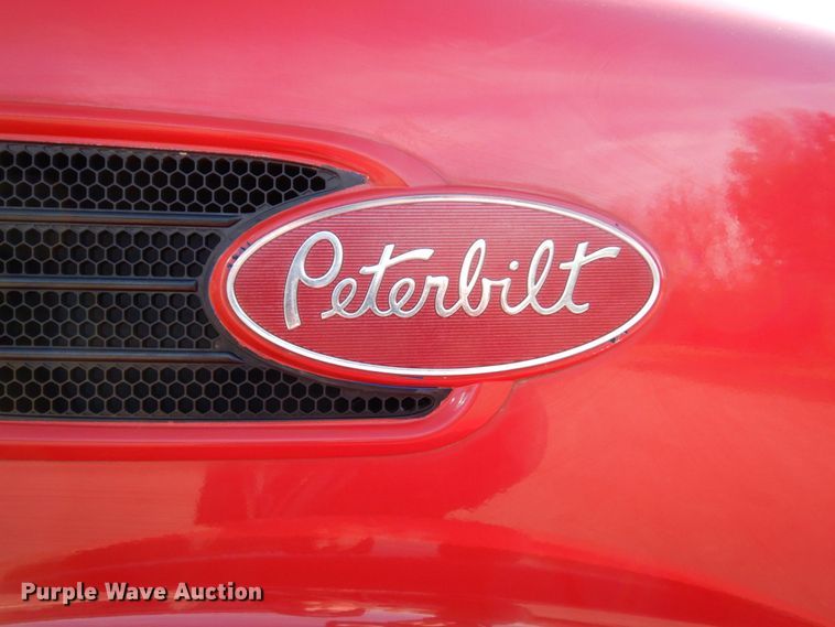 image for item MH9249 2006 Peterbilt 335  hook lift truck