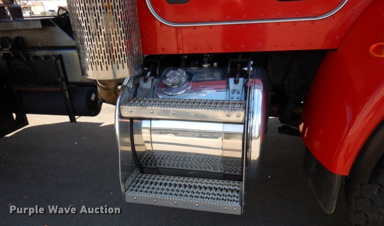 image for item MH9249 2006 Peterbilt 335  hook lift truck