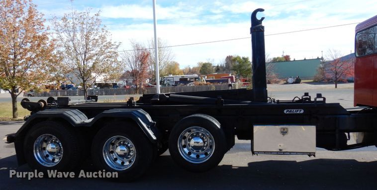 image for item MH9249 2006 Peterbilt 335  hook lift truck