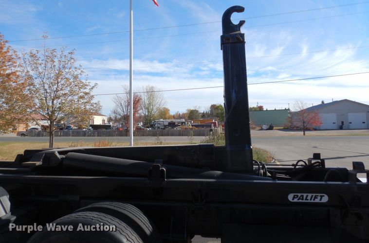 image for item MH9249 2006 Peterbilt 335  hook lift truck