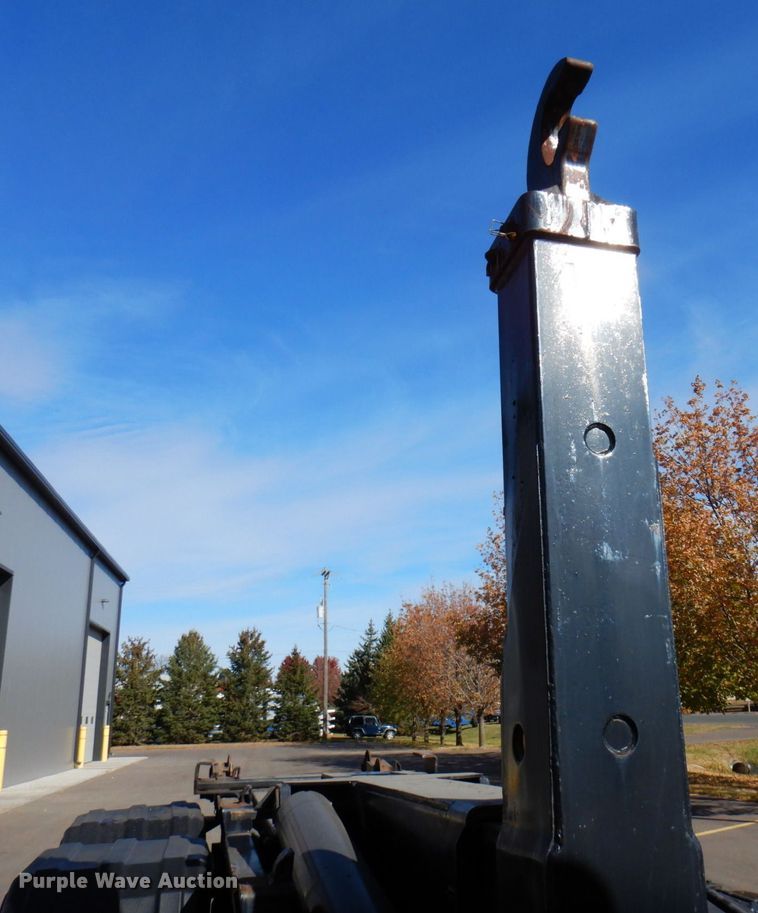 image for item MH9249 2006 Peterbilt 335  hook lift truck