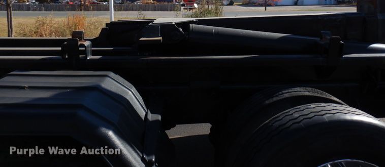 image for item MH9249 2006 Peterbilt 335  hook lift truck