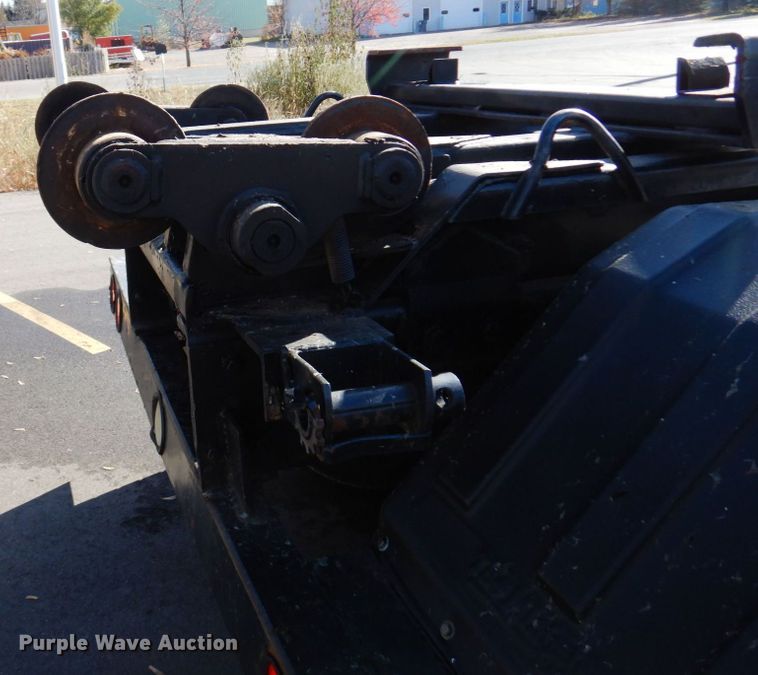 image for item MH9249 2006 Peterbilt 335  hook lift truck