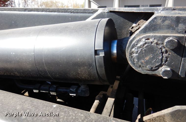 image for item MH9249 2006 Peterbilt 335  hook lift truck