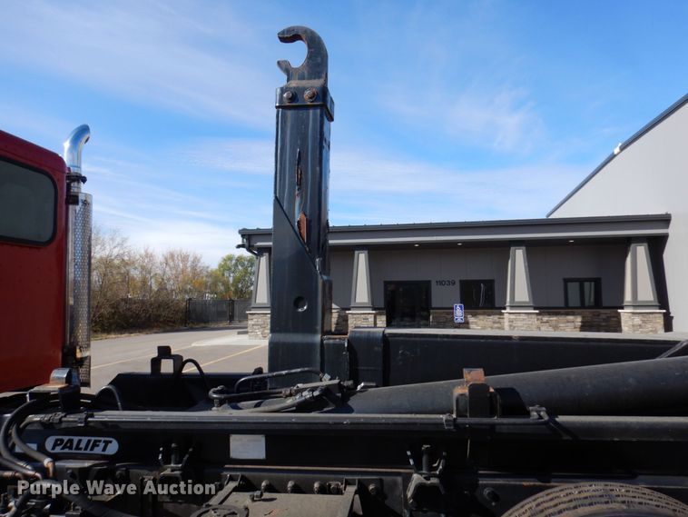 image for item MH9249 2006 Peterbilt 335  hook lift truck