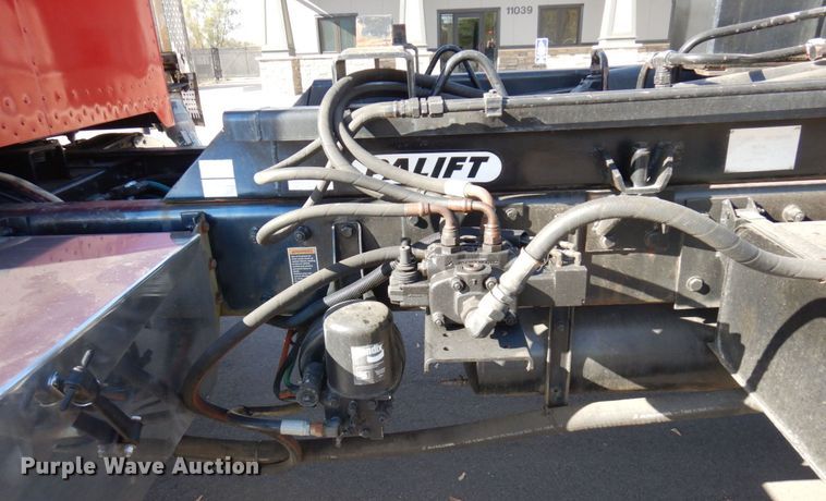 image for item MH9249 2006 Peterbilt 335  hook lift truck