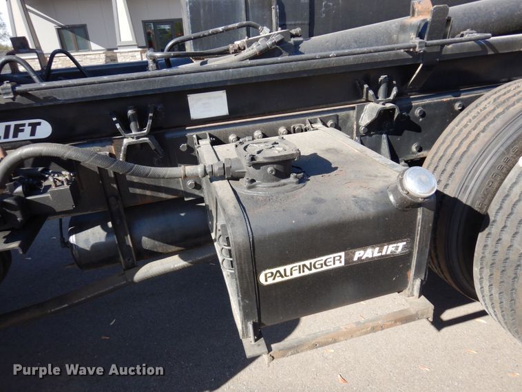 image for item MH9249 2006 Peterbilt 335  hook lift truck