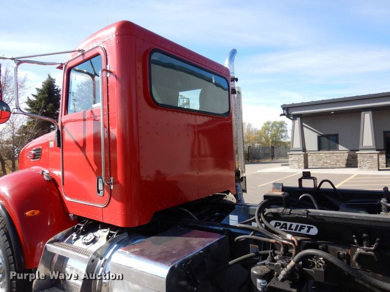 image for item MH9249 2006 Peterbilt 335  hook lift truck