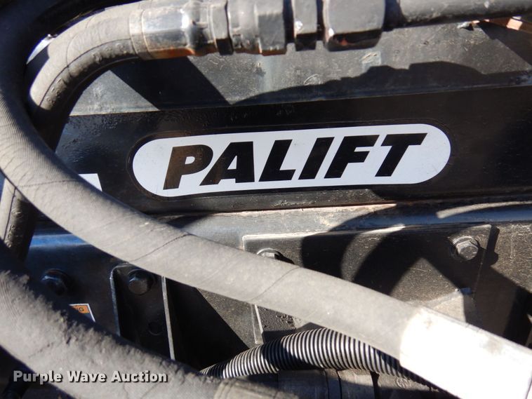 image for item MH9249 2006 Peterbilt 335  hook lift truck