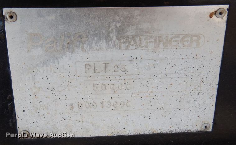 image for item MH9249 2006 Peterbilt 335  hook lift truck