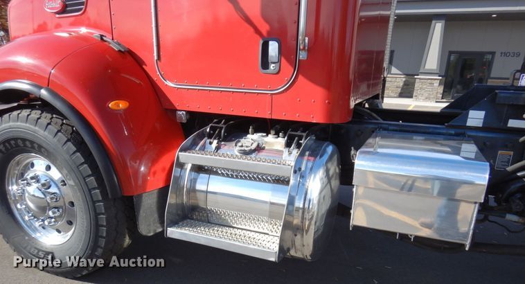 image for item MH9249 2006 Peterbilt 335  hook lift truck