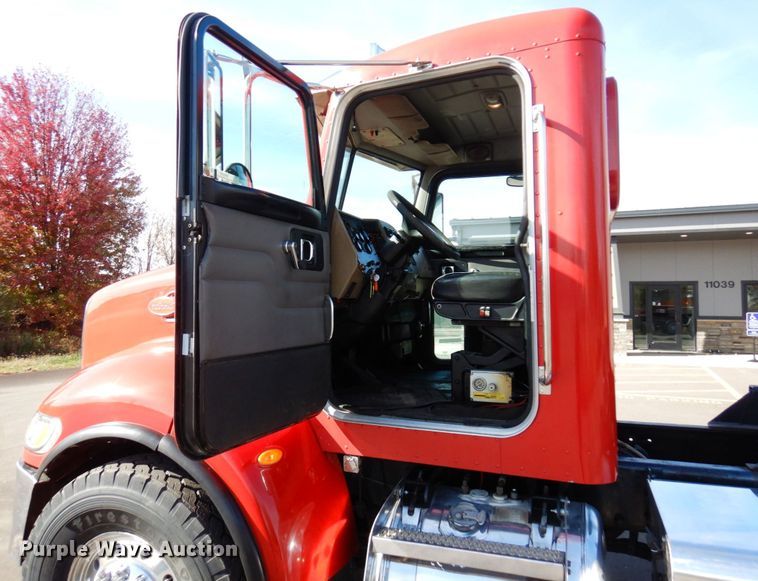 image for item MH9249 2006 Peterbilt 335  hook lift truck