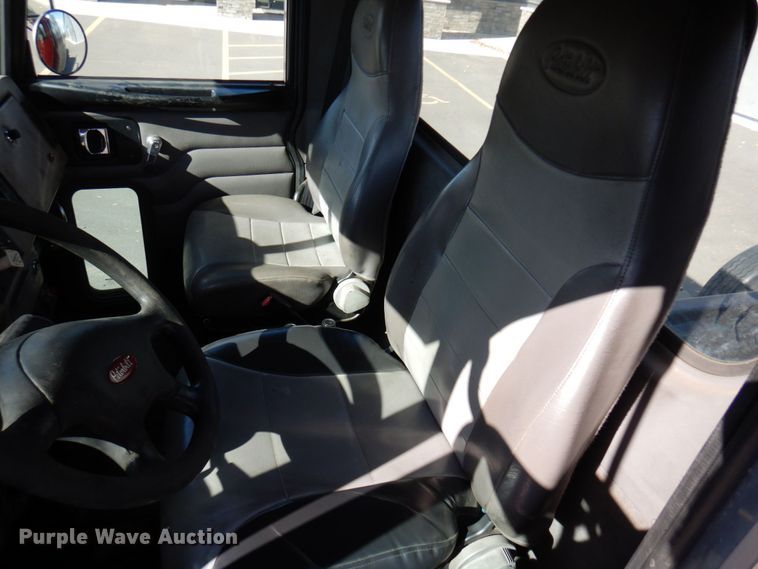 image for item MH9249 2006 Peterbilt 335  hook lift truck