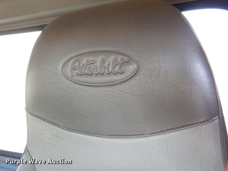 image for item MH9249 2006 Peterbilt 335  hook lift truck