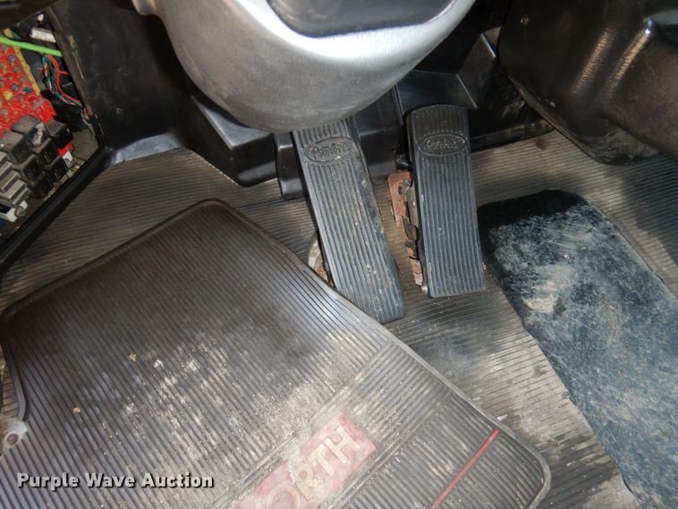 image for item MH9249 2006 Peterbilt 335  hook lift truck