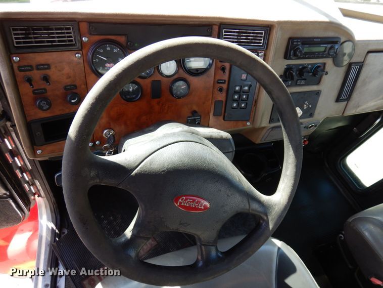 image for item MH9249 2006 Peterbilt 335  hook lift truck