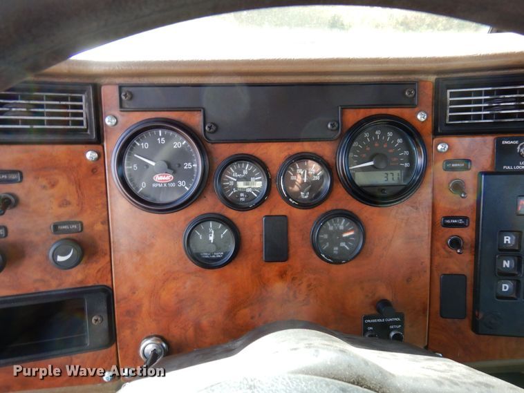 image for item MH9249 2006 Peterbilt 335  hook lift truck