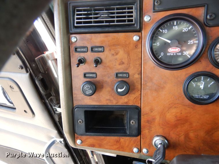 image for item MH9249 2006 Peterbilt 335  hook lift truck