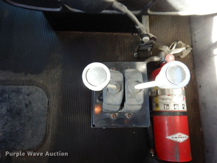 image for item MH9249 2006 Peterbilt 335  hook lift truck