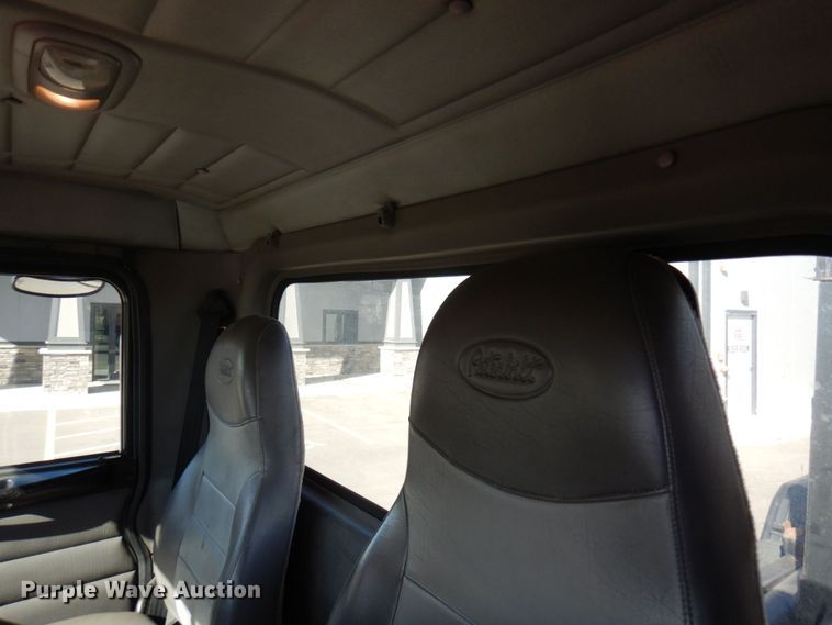 image for item MH9249 2006 Peterbilt 335  hook lift truck