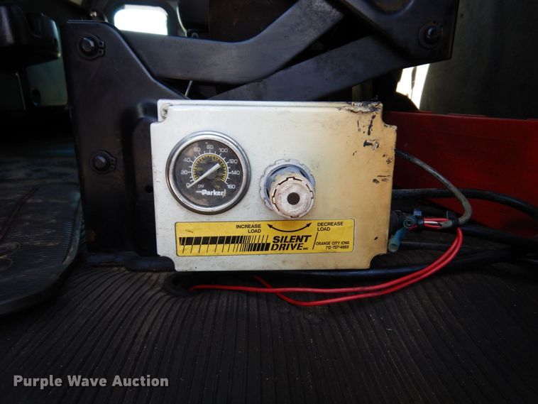 image for item MH9249 2006 Peterbilt 335  hook lift truck