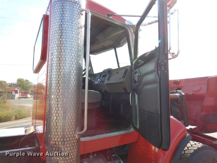 image for item MH9249 2006 Peterbilt 335  hook lift truck